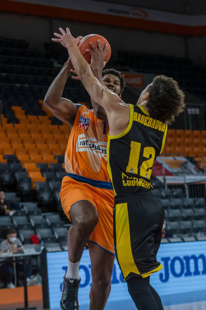 凭借自身的 凭借自身的