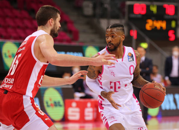 在对手防线 在对手防线